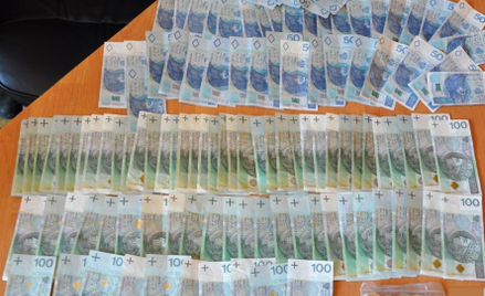 Dopalacze i pieniądze znalezione w mieszkaniu handlarza