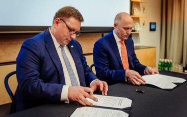 Dokument podpisali prezes LOT-u Rafał Milczarski (z lewej) i prezes Sabre Sean Menke