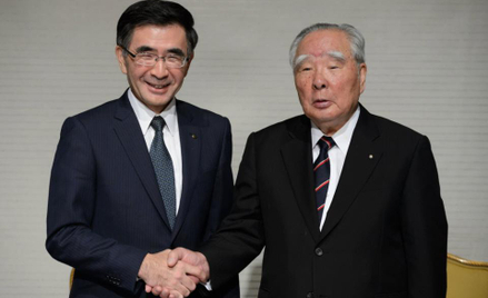 Osamu Suzuki (z prawej) przekazuje firmę synowi Toshihiro