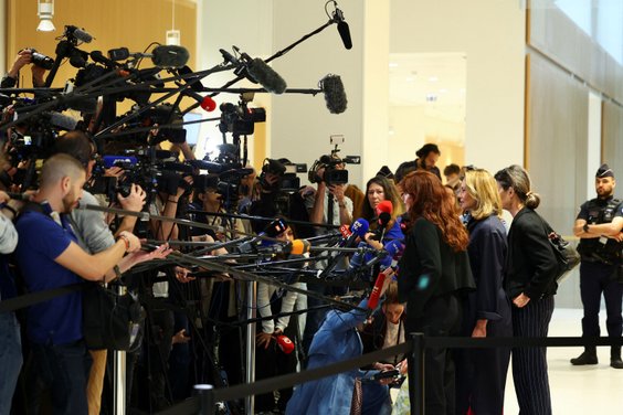 Prawniczka Carine Durrieu-Diebolt oraz powódka Amelie K. udzielają wypowiedzi dla mediów po tym, jak