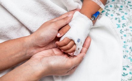 Rodzice chorej na raka Kenni uczulają, by nie bagatelizować dolegliwości swoich dzieci. Zawsze lepie
