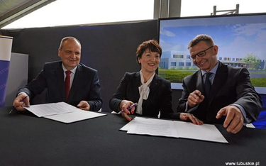 Podpisanie umowy  na budowę centrum radioterapii (od lewej): prezes szpitala Jerzy Ostrouch, marszał