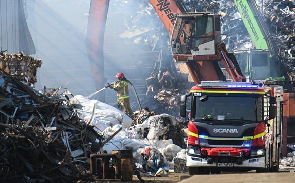 Do akcji skierowano łącznie 17 zastępów straży pożarnej.