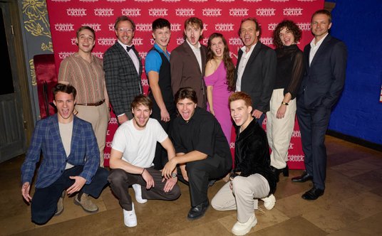 Na zdjęciu ekipa aktorów wraz z reżyserem Tomaszem Schimscheinerem na premierze spektaklu