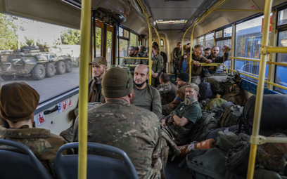 Żołnierze broniący Azowstalu po opuszczeniu terenu kombinatu