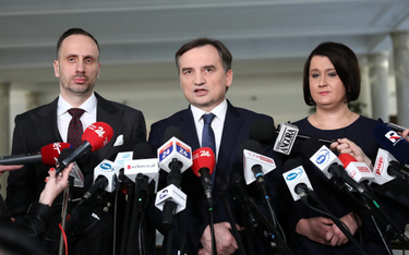 Solidarna Polska (od lewej: Janusz Kowalski, Zbigniew Ziobro i Anna Maria Siarkowska) kolejny dzień 