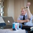 Boris Johnson bez kubka z kawą. "Nie powinieneś"