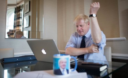 Boris Johnson bez kubka z kawą. "Nie powinieneś"