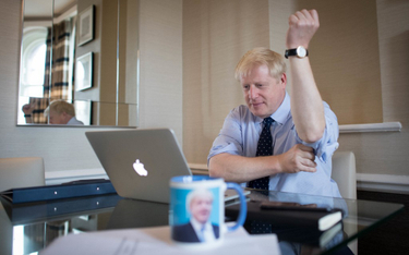 Boris Johnson bez kubka z kawą. "Nie powinieneś"