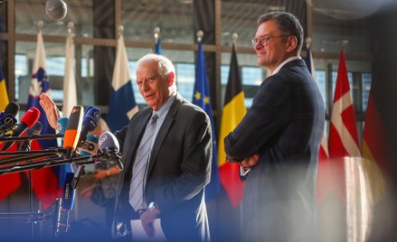 Szef unijnej dyplomacji Josep Borrell i ukraiński minister spraw zagranicznych Dmytro Kuleba podczas