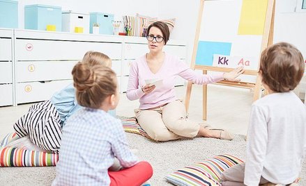 Czy dotacje dla niepublicznych przedszkoli w miesiącach wakacyjnych mogą uwzględniać liczbę dzieci z