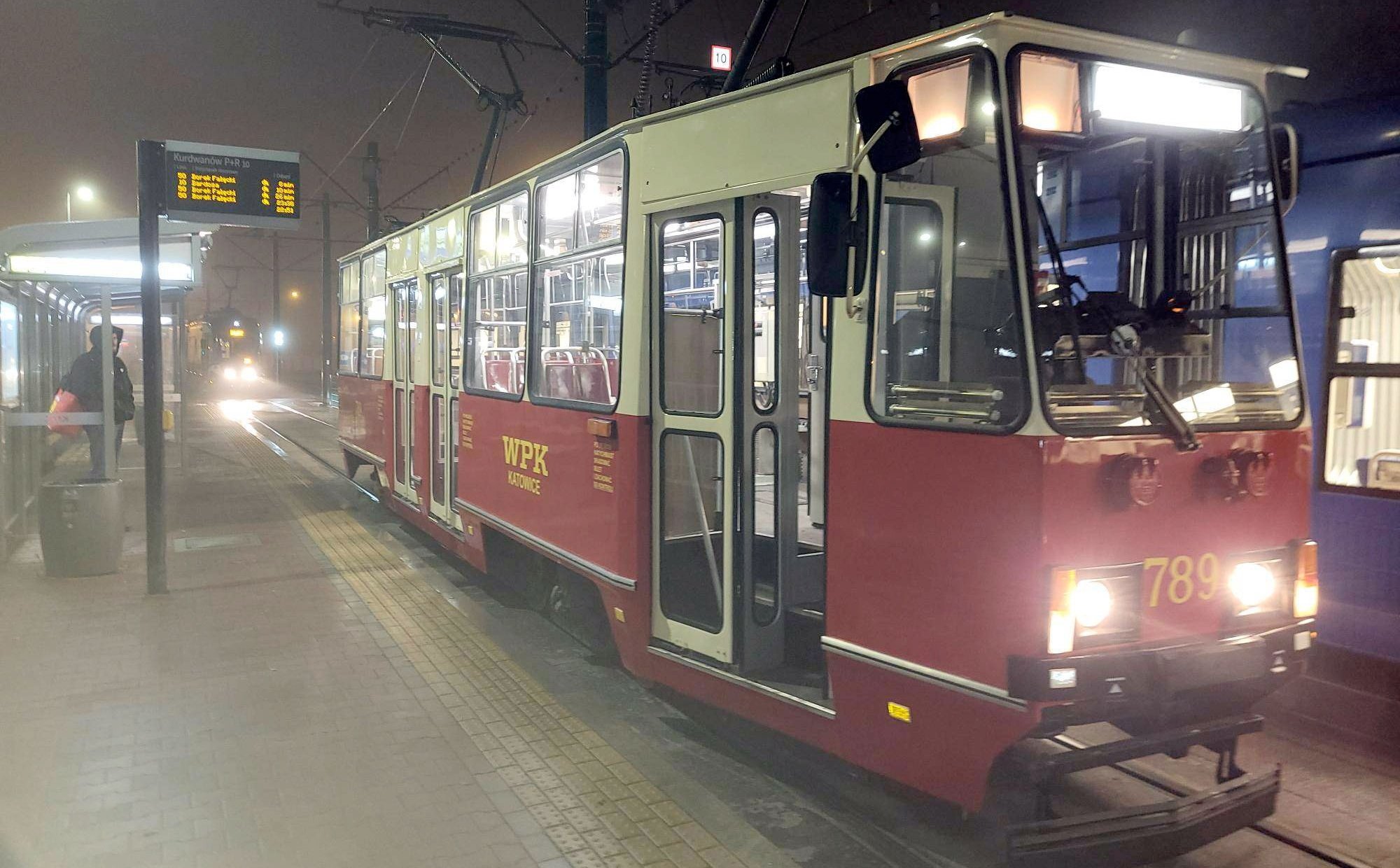 Marznące opady zatrzymują tramwaje. Sposoby miast na walkę z zimą