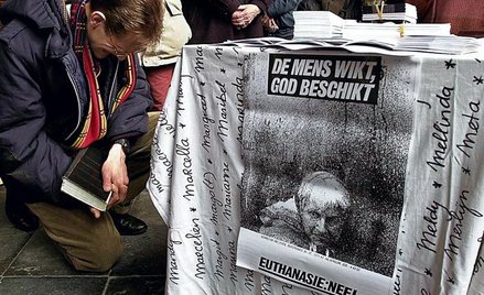 „Człowiek proponuje, Bóg decyduje” napisali na plakacie uczestnicy manifestacji przeciwko eutanazji 