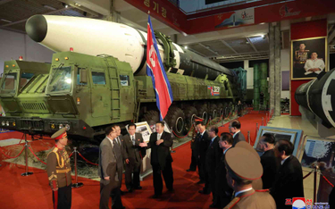 Kim Dzong Un na wystawie sprzętu wojskowego