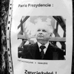 Mieszkańcy wielu miast (na zdjęciu Łódź) czczą pamięć ofiar, zapalając znicze i wieszając portrety