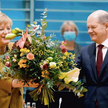 Zmiana warty. Odchodzącej kanclerz Angeli Merkel dziękował w środę jej następca Olaf Scholz