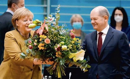 Zmiana warty. Odchodzącej kanclerz Angeli Merkel dziękował w środę jej następca Olaf Scholz