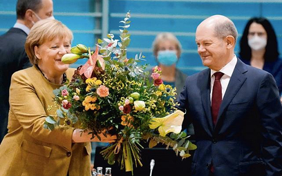 Zmiana warty. Odchodzącej kanclerz Angeli Merkel dziękował w środę jej następca Olaf Scholz