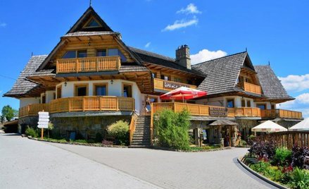 W Orawskim Dworze można m.in. obejrzeć obrazy na szkle Stanisława Wyrtla.