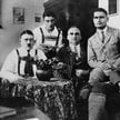 Jedno z najstarszych zdjęć Hitlera w otoczeniu współpracowników z NSDAP, wykonane w 1924 r. w więzie