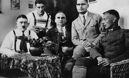 Jedno z najstarszych zdjęć Hitlera w otoczeniu współpracowników z NSDAP, wykonane w 1924 r. w więzie