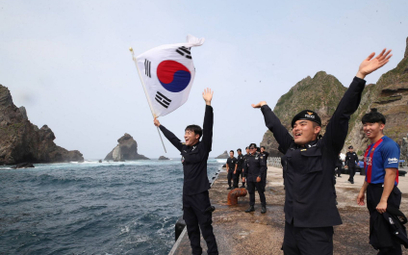 Koreańścy policjanci na jednej ze spornych wysp
