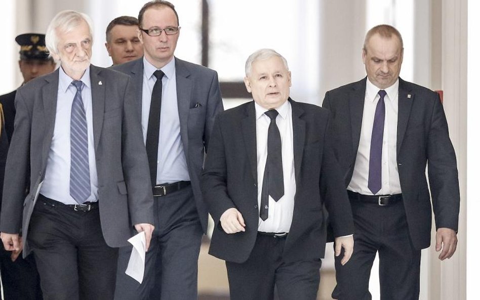 Po aferze z tablicą w Stoczni: PiS powinien chronić prezesa przed kolegami