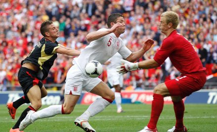 Gary Cahill (w środku) zderzył się z Joe Hartem (z prawej)