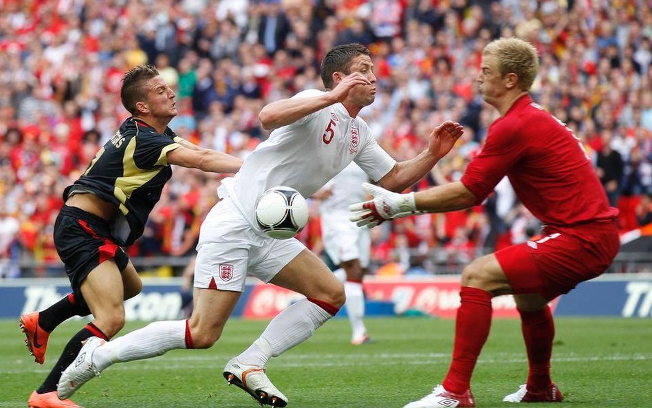 Gary Cahill (w środku) zderzył się z Joe Hartem (z prawej)