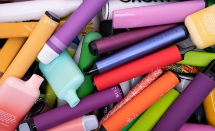 Szara strefa e-papierosów kwitnie, a łatwość z jaką można kupić w sieci nielegalne wyroby, budzi oba