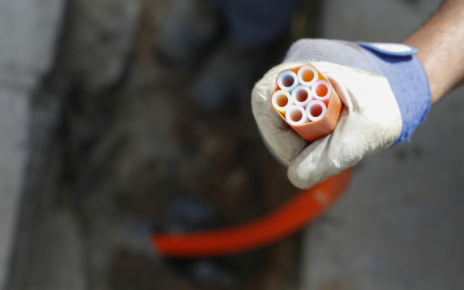 Konkurenci Orange naciskają UKE w sprawie światłowodu