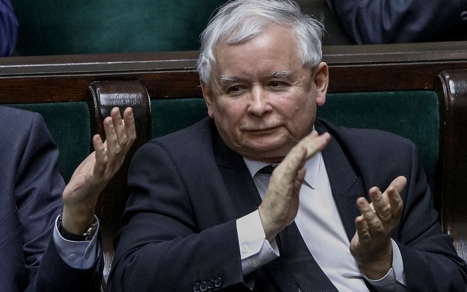 Rośnie poparcie dla PiS. Spadają wyniki całej opozycji