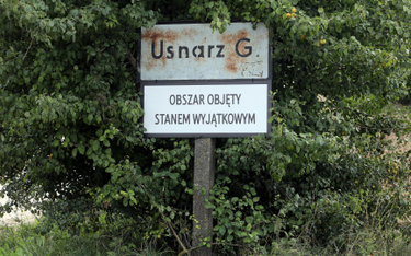 Tablica w Usnarzu Górnym, informująca o stanie wyjątkowym na obszarze przygranicznym województw podl