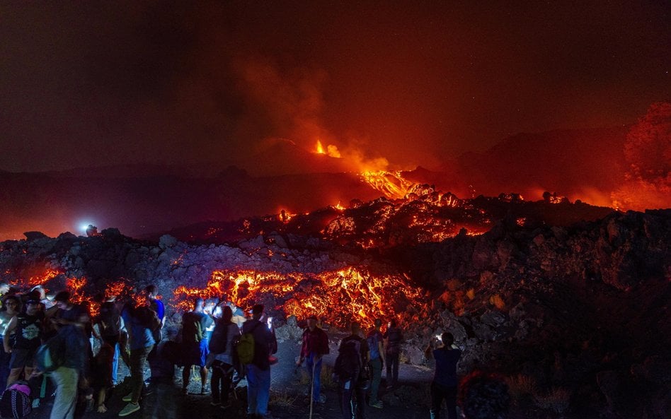 Etna od kilku tygodni utrudnia ruch lotniczy na Sycylii