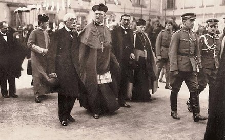 Rada Regencyjna udaje się na Zamek Królewski po złożeniu przysięgi w katedrze. Warszawa, 27 paździer