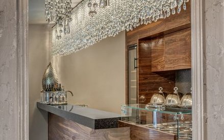 Ozdobą wnętrz pałacowych są m.in. naścienne malowidła z przełomu XVIII i XIX