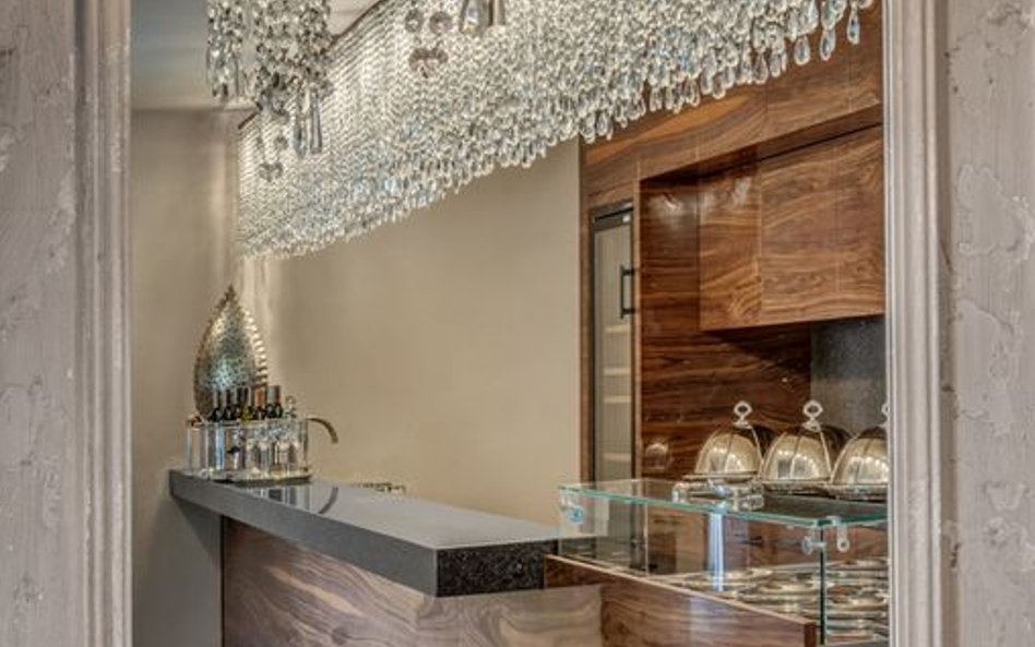 Ozdobą wnętrz pałacowych są m.in. naścienne malowidła z przełomu XVIII i XIX