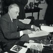 Prezydent USA Franklin Delano Roosevelt podpisuje ustawę o Lend-Lease, 11 marca 1941 r.