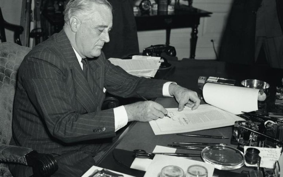 Prezydent USA Franklin Delano Roosevelt podpisuje ustawę o Lend-Lease, 11 marca 1941 r.