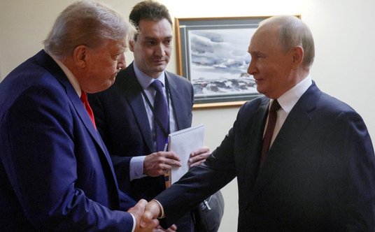 Władimir Putin wita sie z Donaldem Trumpem przed rozmową w Anchorage na Alasce