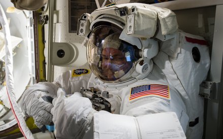 Scott Kelly sprawdza skafander przed wyjściem w przestrzeń kosmiczną.