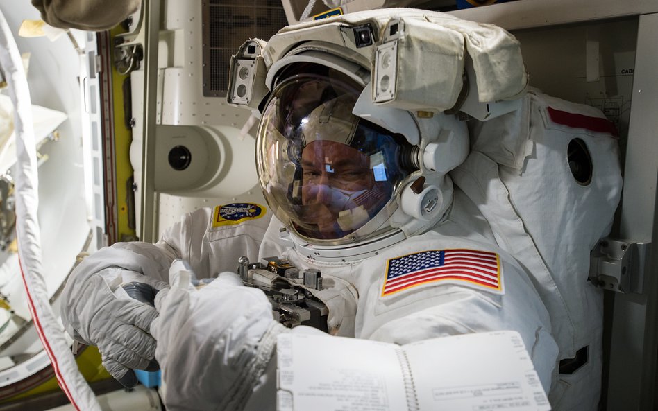 Scott Kelly sprawdza skafander przed wyjściem w przestrzeń kosmiczną.