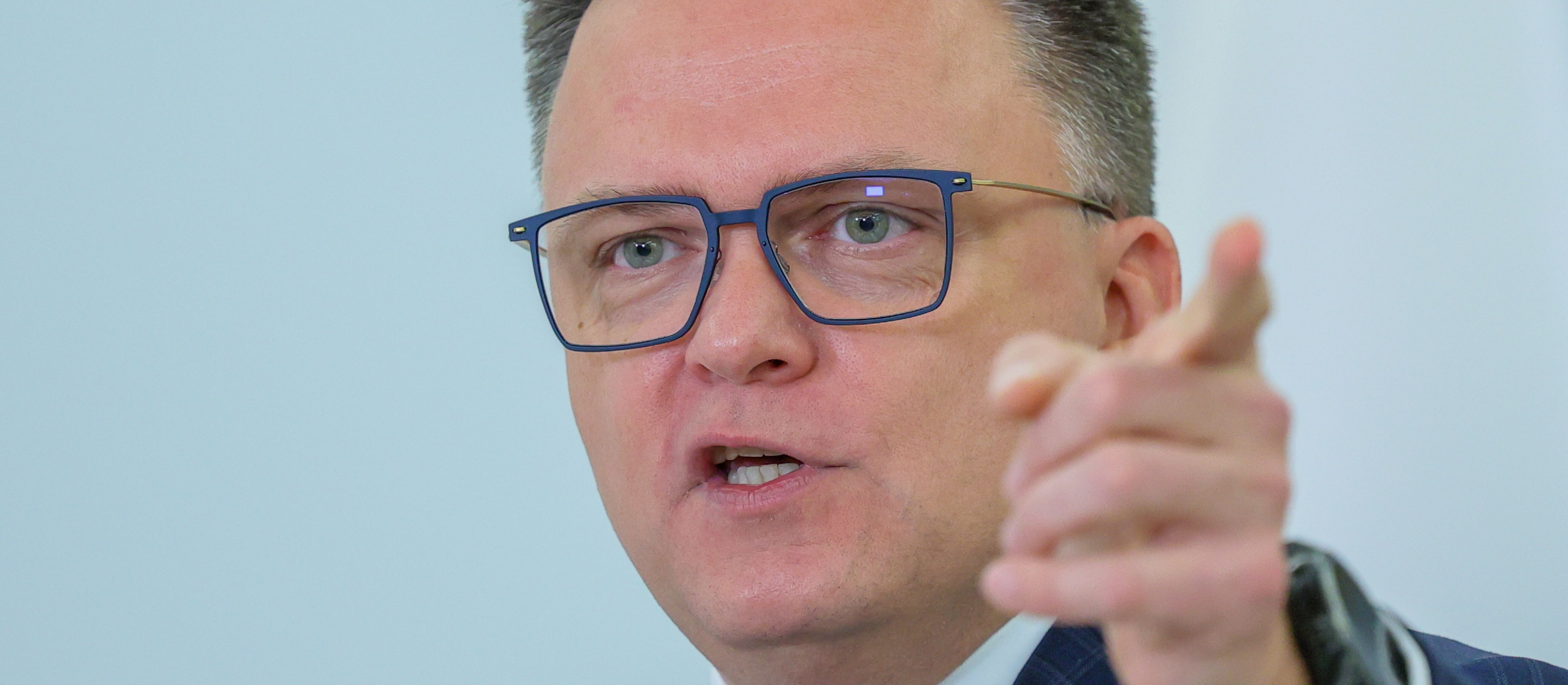 Szymon Hołownia ogranicza dostęp do alkoholu w Sejmie. Drink już nie dla wszystkich