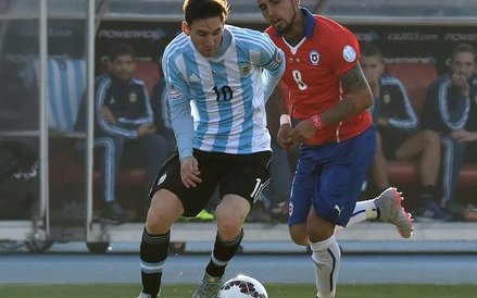 Lionel Messi i Arturo Vidal starali się przechylić szalę na korzyść swoich drużyn