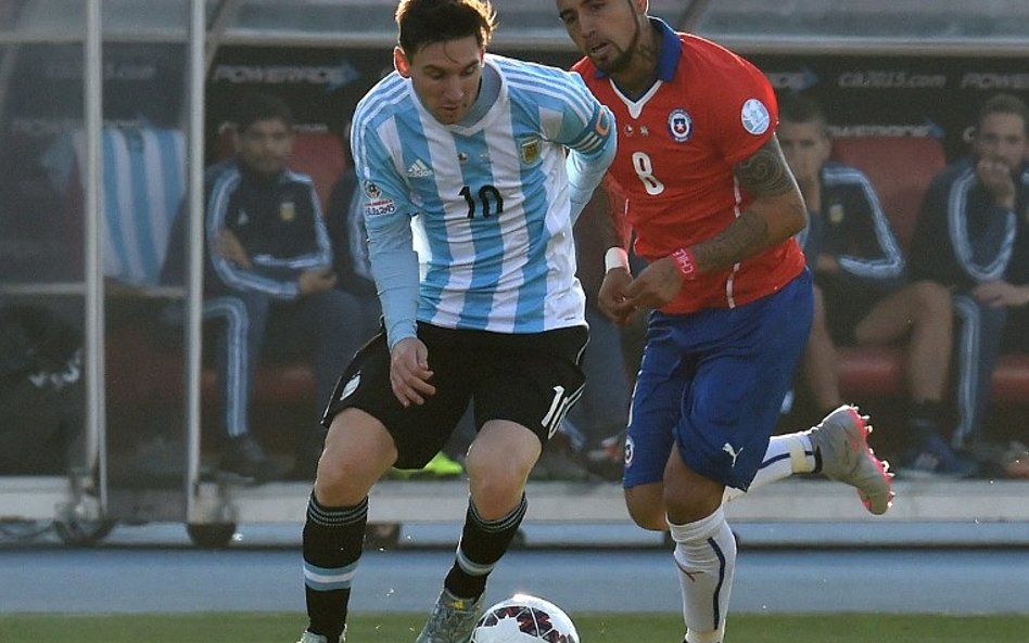 Lionel Messi i Arturo Vidal starali się przechylić szalę na korzyść swoich drużyn
