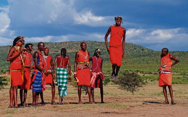 Masajscy wojownicy śpiewają i tańczą, by zaimponować damom. Pieśni podkreślają męskie zalety śpiewaj