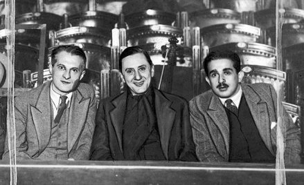 Wielka trójka polskiego kabaretu międzywojennego: konferansjer i reżyser Fryderyk Járosy w otoczeniu