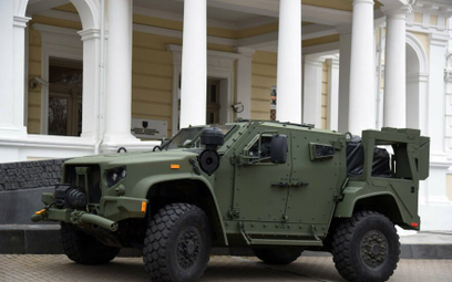 Podpisaniu umowy LoA towarzyszyła prezentacja samochodu JLTV w wersji bazowej. Fot./Ministerstwo Obr