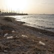 Zanieczyszczenie plastikiem widać między innymi na śródziemnomorskich plażach.