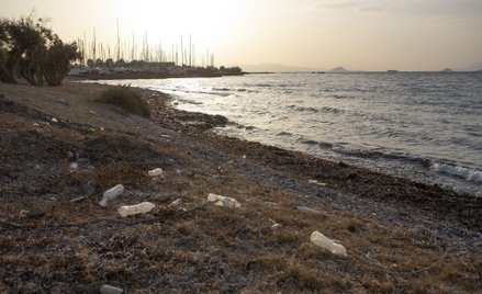 Zanieczyszczenie plastikiem widać między innymi na śródziemnomorskich plażach.